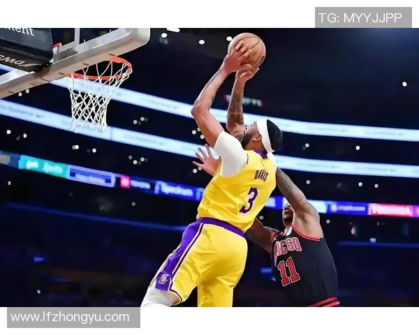 文森特传球失误 布朗抢断反击双手灌筐