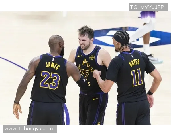 一场125-128让湖人重回前3！紫金军内部产生矛盾，雷迪克过分偏执